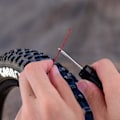 Miniatyrbillede 4 af 5: Reparationssæt til slangeløse cykeldæk, til racercykler og mountainbikes MTB, reparerer punkteringer eller flade dæk, inkluderer opbevaringsbeholder