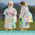 Miniatyrbillede 2 af 7: Børns Regnfrakker Regn Poncho Piger Drenge Regnjakke Vandtæt Poncho Toddler Tegneserie Regn Tøj Genanvendelig med Bærbar Taske S-4XL Størrelse Beige XL / 7-8 Years