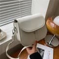 PU-läderväska för damer, liten designerhandväska, halvcirkelformad retro modeväska white