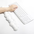 Miniatyrbild 4 av 5: Tangentbordskudde med moln, Vit tangentbordsminnesskum handledsskydd, Ergonomisk, Lindrar skrivsmärta, Tangentbordspad white