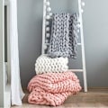 Miniatyrbild 3 av 8: Elegant Sofföverdrag, Hudvänlig Chunky Pläd, Handgjord för Hållbarhet och Mjukhet, Merinoull Säkerställer Naturlig Elasticitet
