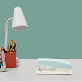 Miniatyrbild 1 av 8: 2 ST Kontorshäftapparat Halkskydd Bärbar Stabil Hållbar Ergonomisk Skolhäftapparat för Studenter Blå
