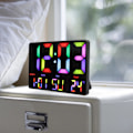 Miniatyrbild 1 av 8: Stor Digital Klocka Färgskärm USB-driven Dimbar LED Kalender Väckarklocka med Fjärrkontroll för Sovrum Vardagsrum
