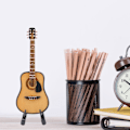 Miniatyrbilde 5 av 5: Miniatyr Tre Gitarmodell Display Mini Ornamenter Håndverk Hjem Decor (10cm)