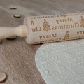 Miniatyrbild 4 av 6: Multifunktionell präglad kavel i trä med notdesign, ergonomiskt handtag säkerställer halkfritt och bekvämt grepp vid utkavling av deg som inte fastnar,