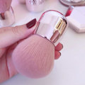 Miniatyrbild 2 av 7: Sminkborstar: Mångsidigt verktyg för att ta bort nageldamm och överflödigt puder, fungerar även som rougeborste med en kupolformad design för jämn applicering