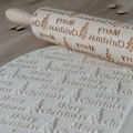 Miniatyrbild 2 av 6: Multifunktionell präglad kavel i trä med notdesign, ergonomiskt handtag säkerställer halkfritt och bekvämt grepp vid utkavling av deg som inte fastnar,