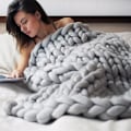 Miniatyrbild 1 av 8: Elegant Sofföverdrag, Hudvänlig Chunky Pläd, Handgjord för Hållbarhet och Mjukhet, Merinoull Säkerställer Naturlig Elasticitet