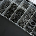 Miniatyrbillede 4 af 4: Sorte Carbonstål Snap Ringe Interne E Sikringsringe Sæt Elastisk Maskine Tilbehør