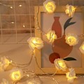 Miniatyrbild 2 av 4: Vit Ros LED Ljusslinga - 20 Varmvita Blommor - LED-slinga För Inredning Eller Fest, 3 Meter