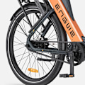 Miniatyrbillede 3 af 7: ENGWE P275 Pro Elektrisk Cykel – Høj Indstigning – Kulfiberremdrift – 27.5 Tommer – 250W Motor – 260 km Rækkevidde – Hydrauliske Skivebremser - Orange