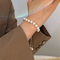 Miniatyrbild 2 av 3: Elegant Pärlarmband - Klassisk Stil för Kvällskläder, Bröllop och Speciella Tillfällen