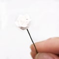Pikkukuva 1 / 5: Kymmenen valkoisen ruusun mallia, 1:12 miniatyyrinukkekoti, puutarha ja b