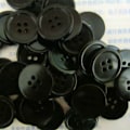 Pikkukuva 2 / 3: 100 kpl pyöreitä ompelunappeja ?20x3 mm, 4 reikää - väri (Wh