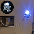 Miniatyrbild 3 av 5: Bärbar USB-driven nattlampa i astronautform för läsning