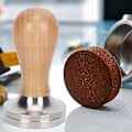 Miniatyrbilde 3 av 5: Kaffetamper i rustfritt stål med håndtak - 51 mm diameter