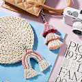 Miniatyrbild 2 av 4: Set med 2 Boho Regnbåge Macrame Nyckelringar med Tofs för Kvinnor