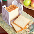 Miniatyrbillede 4 af 5: Justerbar Toastskærer Toast Skære Guide til Hjemmebagt Brød, Plastik Brødskærer til Skæring af Brød Sammenklappelige Køkkenbageværktøjer (Hvid)