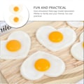 Miniatyrbilde 2 av 3: 2 stk. Simulert stekt egg modell dekorasjon modell rekvisitt falske hjerteformede stekte egg rekvisitter