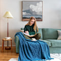 Miniatyrbillede 2 af 5: /#/Helårs Sofatæppe - Blå 130 x 230 cm - Strikket Pom Pom/#/
