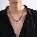 Miniatyrbild 4 av 5: Boho chic träpärlor lapptäcke herr halsband fjäderhänge