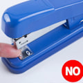 Miniatyrbillede 5 af 5: Ergonomisk hæftemaskine til skrivebord, 20 ark, sort