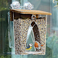 Miniatyrbild 2 av 5: Vacker Bågformad Fönsterfågelmatare med Stor 2l Kapacitet & Dubbla Sugkoppar för Utomhusbruk med Dräneringshål