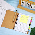 Miniatyrbillede 3 af 5: Spiral notesbog Kraft papir omslag notesblok med pen og klæbende noter og farvede indeks sidemarkører faner flag Spiral notesbog til skolekontor 4-pakning