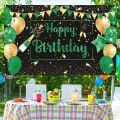Miniatyrbild 4 av 5: Gröna och guldiga födelsedagsfestdekorationer Grönt Happy Birthday Bakgrund Banner Ballong Champagneglas Födelsedag Fotografering Bakgrund