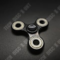 Pikkukuva 1 / 4: TD® Fidget Spinner - Hand Spinner - Kolmikäyräinen muovinen spinneri teräksillä, stressiä ja ahdistusta lievittävä lelu. Musta
