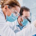 Pikkukuva 3 / 4: HTBE® Laboratorioturvallisuuslasit Kemian työskentelyyn askarteluun Anti - huuru anti pöly PVC läpinäkyvä kestävä