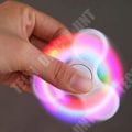 Pikkukuva 2 / 3: TD® Spinning Hand Spinner LED Valoileva - Kolmio Aikuiset Lapset - Sormipeli - Purku, Stressinpoisto - Valkoinen