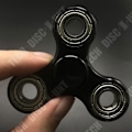 Pikkukuva 2 / 4: TD® Fidget Spinner - Hand Spinner - Kolmikäyräinen muovinen spinneri teräksillä, stressiä ja ahdistusta lievittävä lelu. Musta