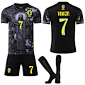 Miniatyrbild 1 av 2: Ny produktkampanj! Högkvalitativ 2025-2026 Brasilien Jubileumsutgåva Fotbollströja För Barn Vuxen Med Strumpor No.7 VINI JR No.7 VINI JR 16
