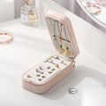 Miniatyrbillede 2 af 5: Lille Rejseetui til Smykker, PU Læder Bærbar Mini Smykkeboks til Halskæder Ringe Øreringe Ur, Den bedste gave til din elskede