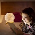 Miniatyrbilde 4 av 5: 3D Månelampe, 3 Fargede LED Nattelys, 15cm Diameter, USB Ladbar Måne Nattelys for Soverom