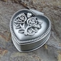 Miniatyrbillede 2 af 4: En (sølv, ca. 5,5*6*3,5 cm) lille rose hjerteformet smykkeboks