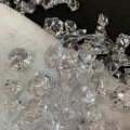 Miniatyrbilde 3 av 4: 100 små diamantformede isbiter i krystall for borddekorasjon