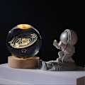 Miniatyrbillede 4 af 5: Stellar Sphere Lampe med Faux Krystal og LED Base, Klar Kugle med 3D Udskæring, Natlampe til Hjemmeindretning F