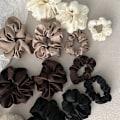 Miniatyrbillede 4 af 5: 2 stk. Hårbånd i Hvid Satin Scrunchie Hårbånd Reb Farverige
