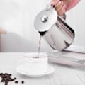 Miniatyrbild 4 av 5: Mjölkskumningskanna med Lock Multifunktionell Rostfri Latte Art Mjölkskummare Kopp Barista Verktyg 2000ml