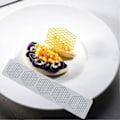 Miniatyrbild 4 av 5: Spets Fondantform Lätt att Använda Deformeringssäker Miljövänlig Silikon Honungskaksdesign Spetsmatta för DIY 2