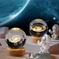 Miniatyrbillede 3 af 5: Stellar Sphere Lampe med Faux Krystal og LED Base, Klar Kugle med 3D Udskæring, Natlampe til Hjemmeindretning Elk