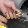 Pikkukuva 5 / 5: Autonrengasventtiilin sovitin, rengaspainajan letku 2 messinki-inf