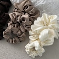 Miniatyrbillede 5 af 5: 2 stk. Hårbånd i Hvid Satin Scrunchie Hårbånd Reb Farverige