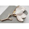 Miniatyrbilde 3 av 5: Elegant hvit magnolia - blomsteremaljebrosje for jakker, frakker og gensere