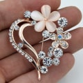 Miniatyrbild 3 av 4: Hjärtformad corsage, opal krage nål brosch kostymtillbehör