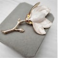 Miniatyrbilde 2 av 5: Elegant hvit magnolia - blomsteremaljebrosje for jakker, frakker og gensere
