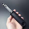 Pikkukuva 4 / 5: Good Grips Kiertävä Kuorimaveitsi