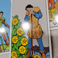 Pikkukuva 4 / 4: 2 paria klassisia tarot- ja oraakkelipakkoja aloittelijoille, merkityksineen